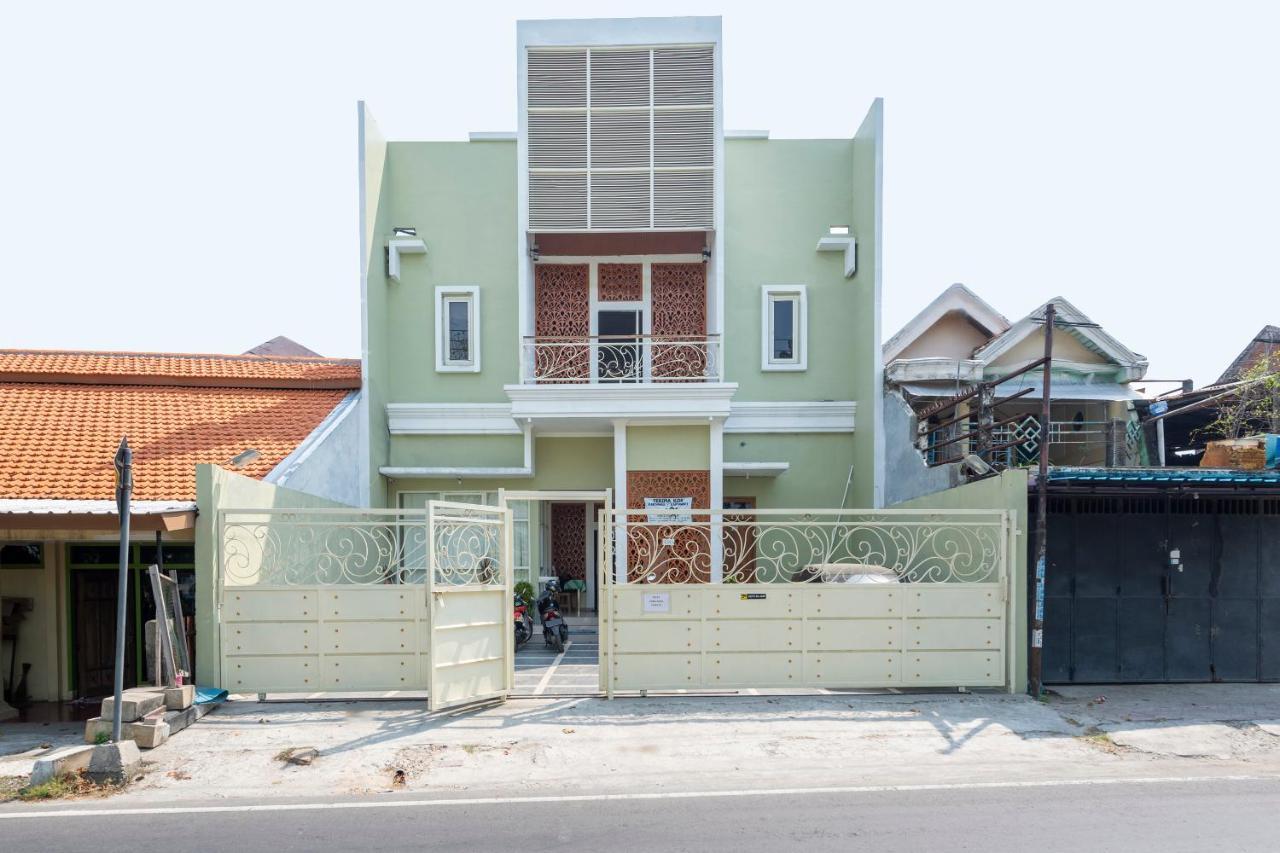 Oyo 3706 Griya Tentrem Syariah Hotel Lamongan Exterior photo